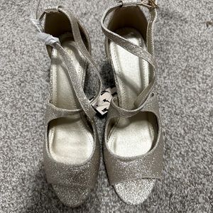 Gold peep toe pump